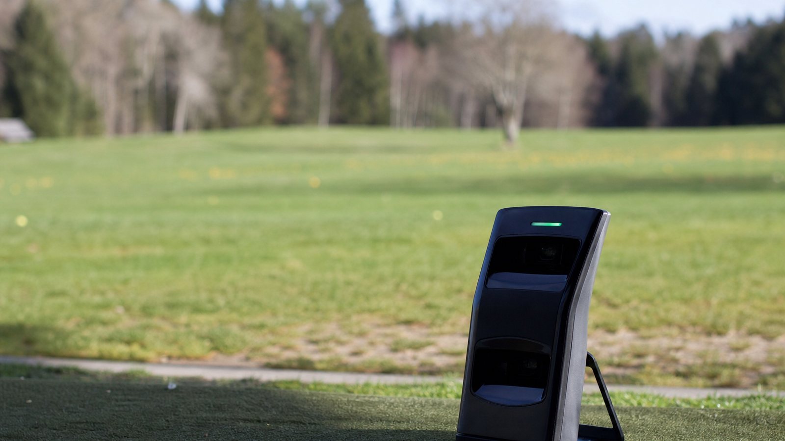 Capteur radar et caméras de plafond comparés au sein d'une salle de simulateur de golf