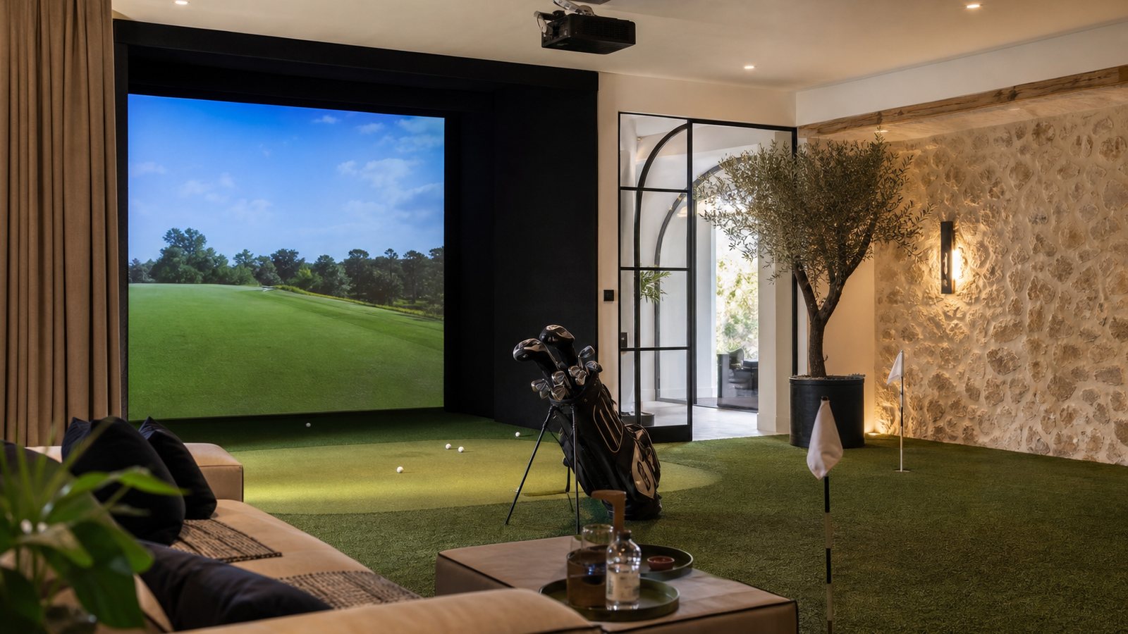 Simulateur de golf indoor haut de gamme dans une pièce dédiée